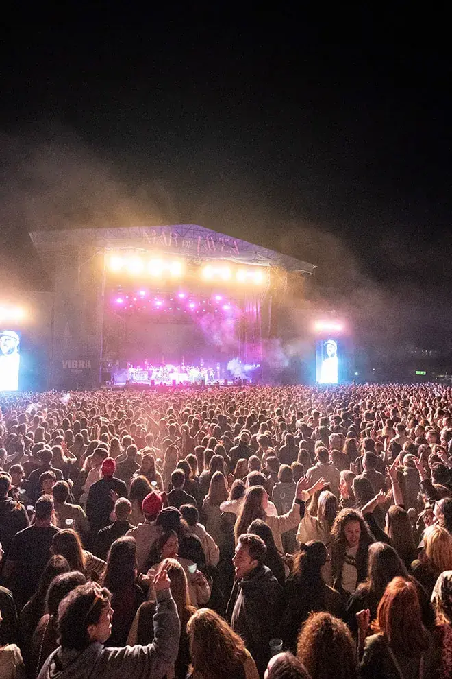 Público frente al escenario iluminado en Mar de Jávea 2025