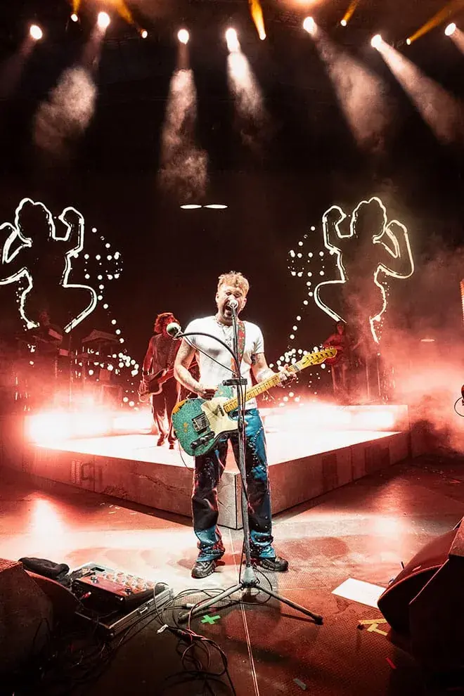 Artista con guitarra en pleno concierto en Mar de Jávea 2025