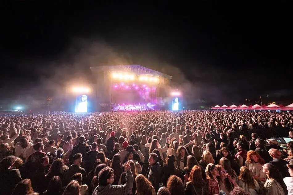 Miles de personas ante el escenario iluminado en el Recinto La Fontana, Mar de Jávea 2025